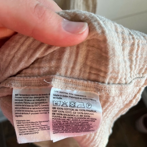 H&M Ruffled Button-Front Women's Top - Picture 3 of 5